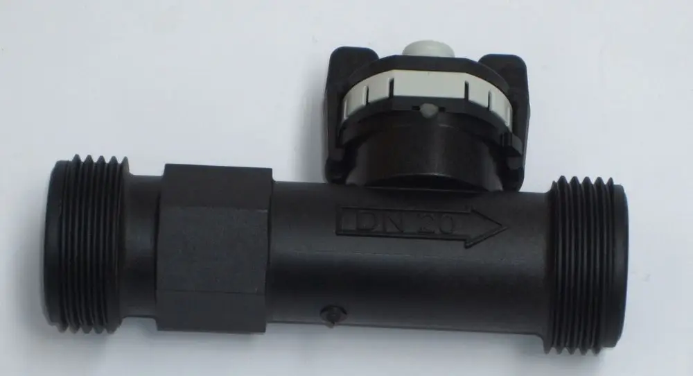 Durchflusssensor von Daikin mit schwarzem Kunststoffkörper und Anschlussgewinde. Der Sensor hat eine Kontrollfunktion und ist für verschiedene Heizsysteme geeignet.